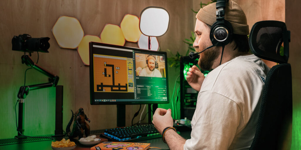 ATH-M50xSTS_lifestyle_desktop_01-1024x512 Audio-Technica ATH-M50xSTS i ATH-M50xSTS-USB – StreamSet za strimere, podkastere i kreativce