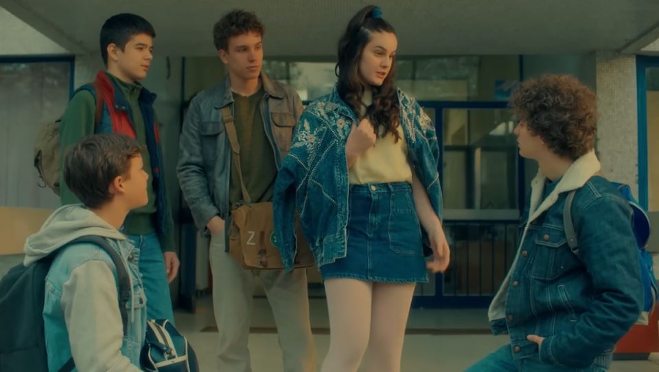 Hajduk-u-Beogradu-ispred-skole Hajduk u Beogradu - Recenzija filma - Verna adaptacija knjige, i slatki film koji nam je potreban