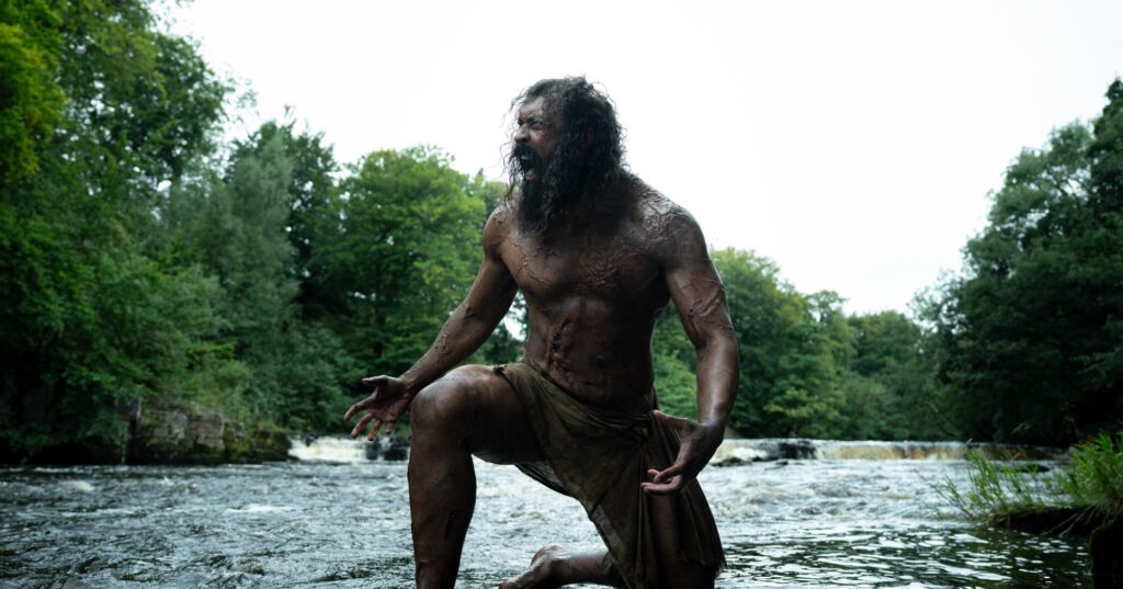 28-dina-2-3-1024x537 28 Godina Kasnije: 2.Deo Hram kostiju (28 Years Later: Bone Temple) – Recenzija Filma – Siroviji nastavak, u kojem Rejf Fajns krade čitav film!