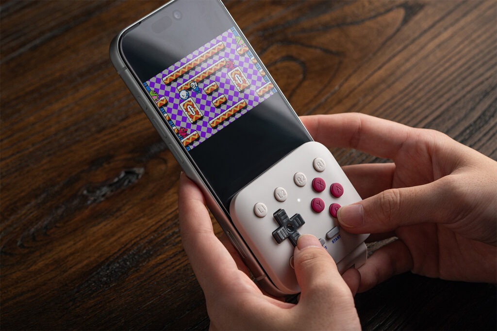 8BitDo FlipPad stigao u Evropu i donosi klasične kontrole za mobilno igranje