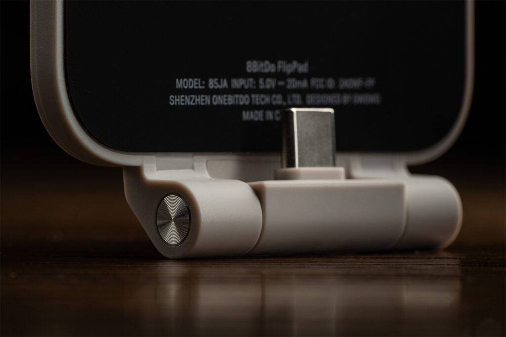 亚马逊-85JA-翻盖宝-场景图_13-1024x683 8BitDo FlipPad stigao u Evropu i donosi klasične kontrole za mobilno igranje